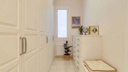 Room in a shared 9-bedroom apartment for rent in La Dreta de l'Eixample, perfect for couples. - Photo 5