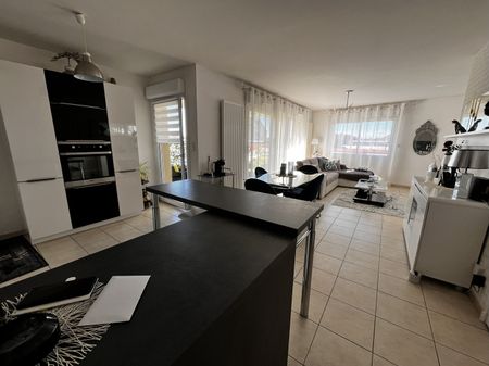 Location Appartement 3 pièces 72m² - Photo 3