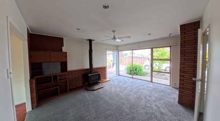 Spacious Family Home in Pakuranga Heights - Photo 2