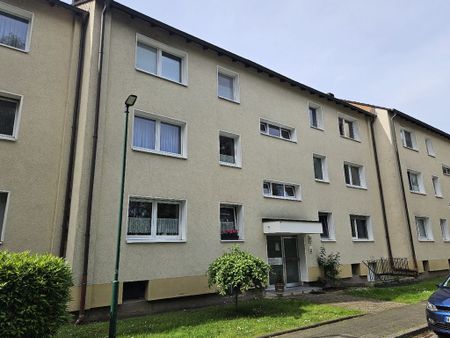 Modernisierte Dreiraumwohnung mit ca. 69 m² Wohnfläche und Balkon - Foto 2