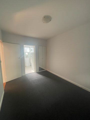 Ground Floor Apartment with Courtyard - Photo 2