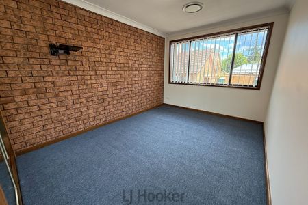 Stylish Two-Bedroom Townhouse � End Unit Convenience - Photo 5