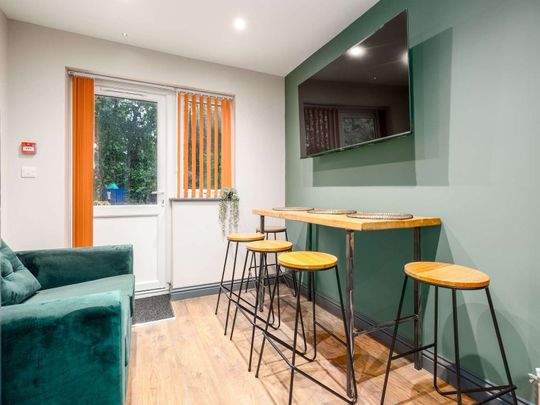 OX Living is proud to present this high-quality 7-bedroom co-living property, perfect for working professionals looking for stylish, stress-free living. Room 5 - Photo 1