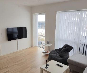 Rummelig lejlighed med terrasse i moderne ejendom - Photo 3