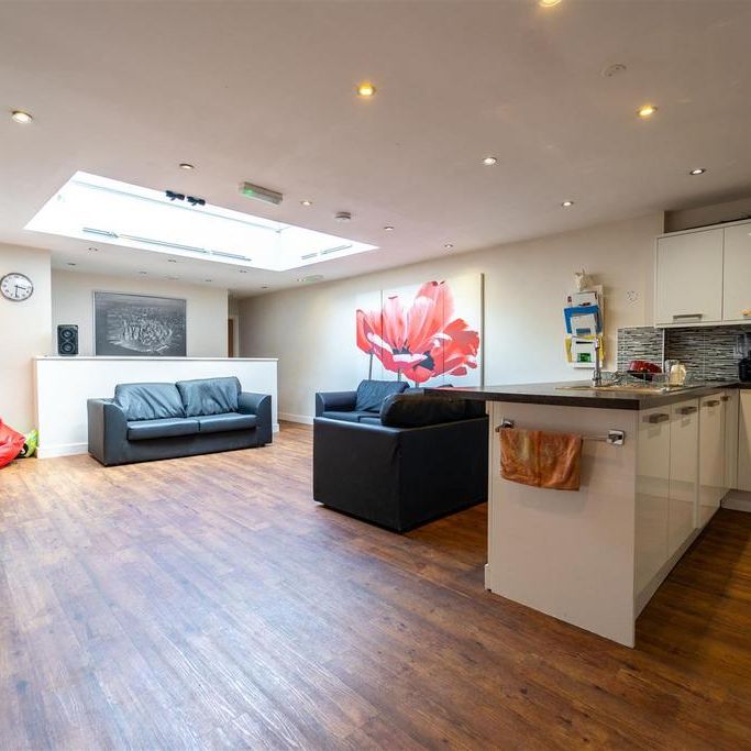 8 bedroom house to rent - Photo 1