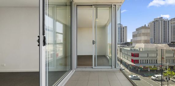 Spacious 1 bedroom apartment with private balcony & parking - Photo 2