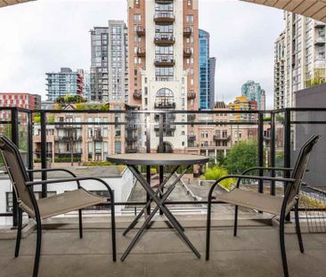 GORGEOUS 1 BEDROOM IN HEART OF YALETOWN - Photo 3