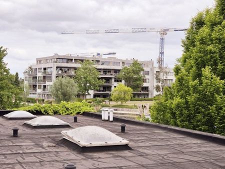 Roeselare-stadskern. Naast het Geytepark is dit vernieuwd twee-slaapkamerappartement gelegen op de tweede verdieping met prachtige zichten. Terras van 8.5m2. VERNIEUWD ! - Photo 4