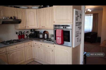 3 bedroom semi-detached house to rent - Photo 5