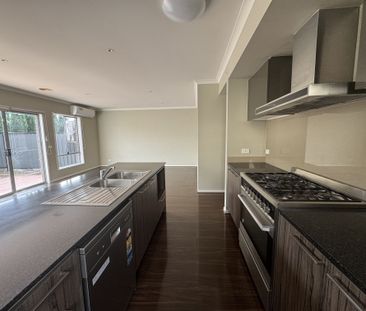 Modern Comfort in a Sought-After Craigieburn Pocket! - Photo 4