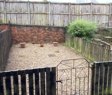 Common Road, Batley, West Yorkshire, WF17 - Photo 4