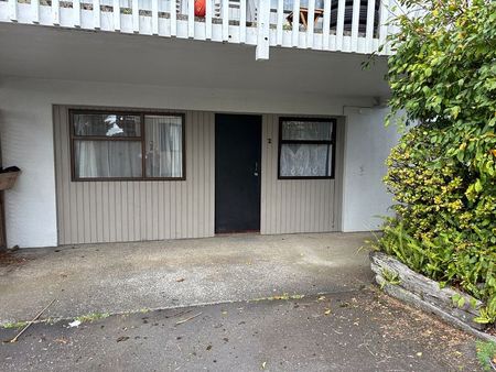 Lovely 1 bedroom unit - Photo 2