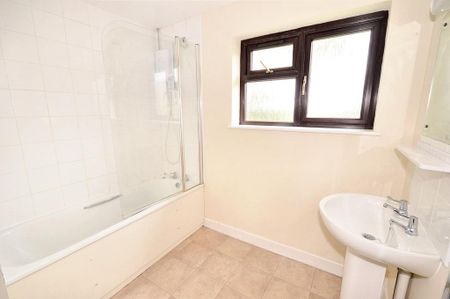 4 bedroom detached house to rent - Photo 3