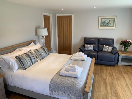 4 bedroom detached house to rent - Photo 3