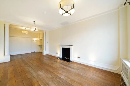 3 bedroom flat in St John's Wood Road - Photo 5