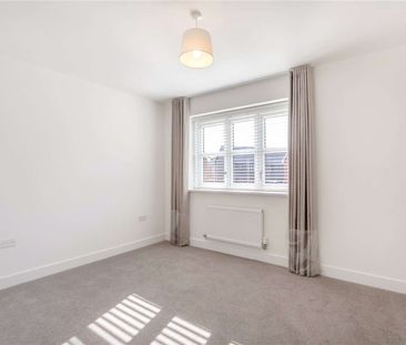 Contemporary family home in desirable village location - Photo 2