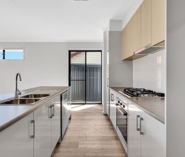 Stunning House in Premier Location! - Photo 5