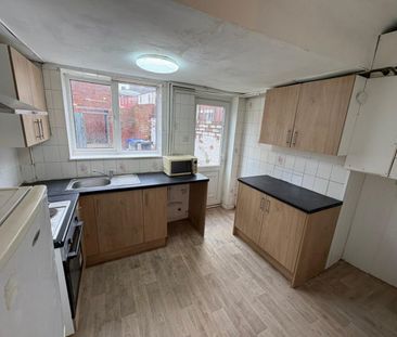 1 bed Flat - To Let - Photo 3