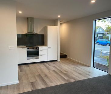 Modern 2-Bedroom Townhouse with Garage in St Albans - Photo 1