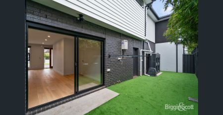 MODERN TOWNHOUSE! - Photo 4