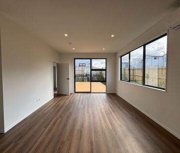 Brand New Family Home in Central Hobsonville - Photo 3