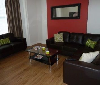 Stunning 5 bedroom property available - Photo 1