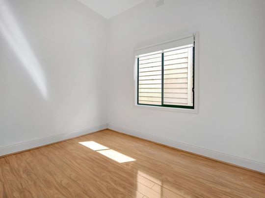 TWO BEDROOM HOME IN A PRIME LOCATION! - 6 month lease only - Photo 1