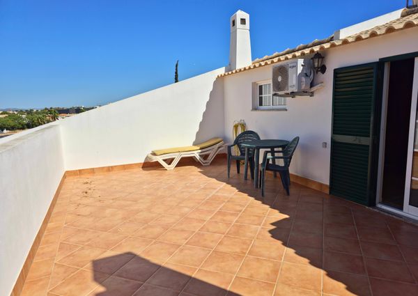 Moradia com piscina, jardim, totalmente equipada e mobilada