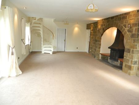 4 bedroom detached house to rent - Photo 2