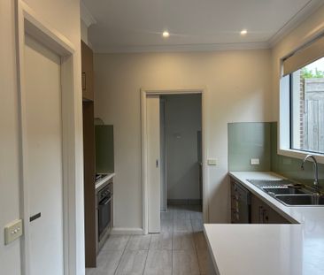 *Modern 3-Bedroom Home with Comfort, Style and Convenience* - Photo 4
