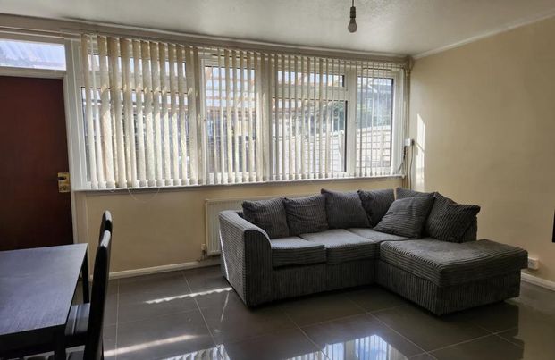 3 bedroom maisonette to rent - Photo 1