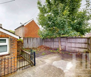 Horsham Road, Crawley, RH11 - Photo 3