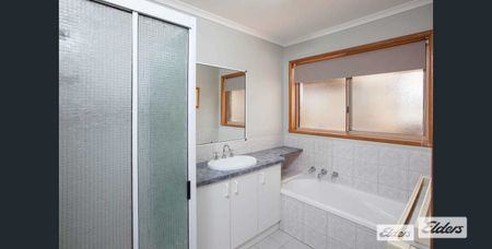 Welcome to 3 Kingsbury Court, Wodonga – a charming and well-maintained home. - Photo 3