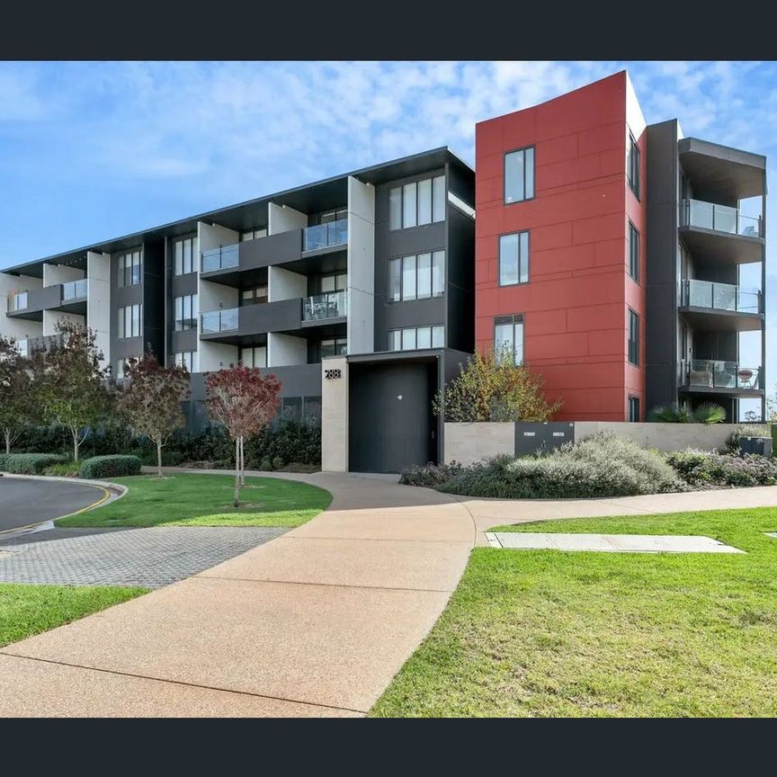 Ultra Modern, Low Maintenance - Executive Apartment Style Living in Stunning St Clair! - Photo 2