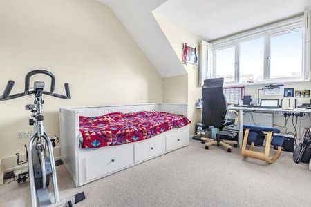 Sandown Court, Chairborough Road, High Wycombe - Photo 3