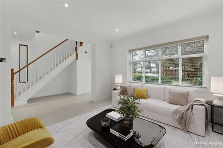 An impressive 5 bedroom gated home in Esher. - Photo 3