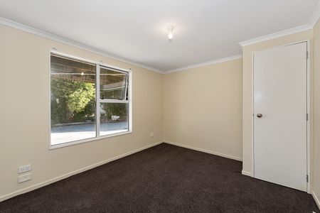 ZONED FOR BOYS HIGH SCHOOL Fantastic Spacious Townhouse located in the Hillcrest area just a short walk from the Waikato University and local shops. - Photo 2