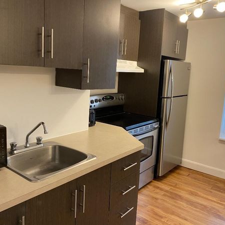 Super Studio loué tout compris, meublé et équipé au centre ville - Photo 3