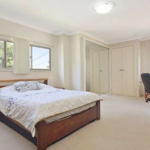 Beautiful Three-Bedroom Townhouse in Quiet Location - Photo 2