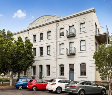 Brilliant 3 Bedroom Plus Study Residence In Iconic Warehouse - Photo 2