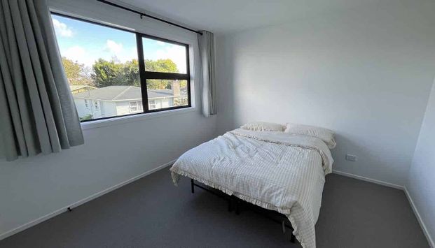 Room for rent in modern 4BR Townhouse in Te Atatu! - Photo 1
