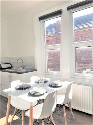 1 bedroom in a flat share to rent - Photo 2