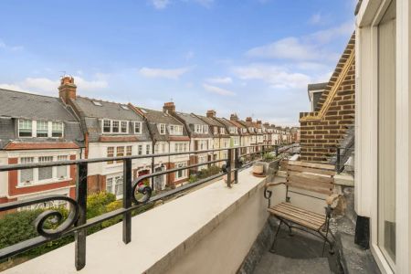 3 bedroom maisonette in Belsize Park - Photo 2