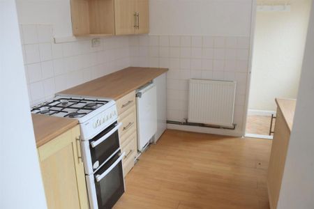 2 bedroom end of terrace house to rent - Photo 3