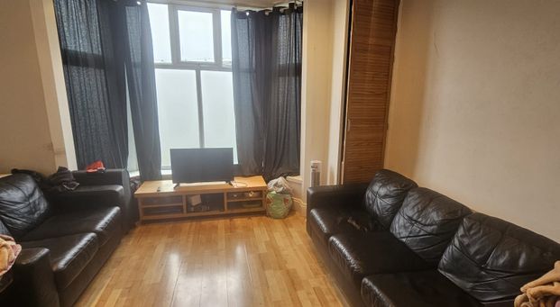 2 Bed - 195 Kirkstall Lane, Headingley, Leeds - LS6 3EJ - Student/Professional - Photo 1