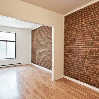 Spacious 3 bedroom apartment, ground floor of triplex, St Henri. - Photo 1