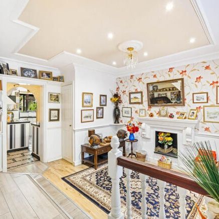 Stockers Lane, Woking - 4 bedrooms Property for lettings - Seymours - Photo 1