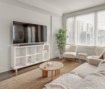 For Lease - 3074 Cascade Common, Oakville, Ontario - Photo 2