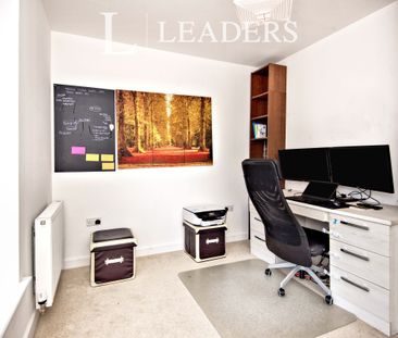 3 bedroom house to rent Charlock Close, RM3 - Photo 2