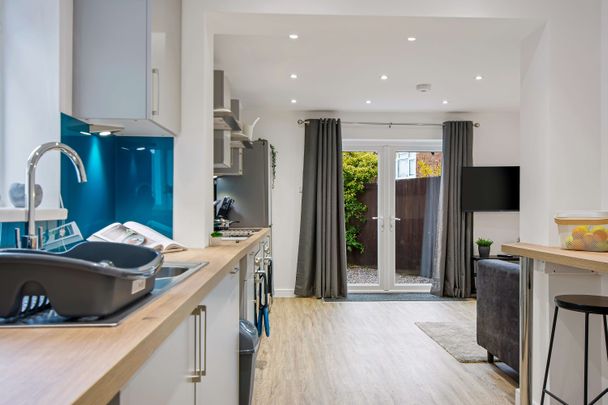 FABULOUS SHARED HOUSE FOR PROFESSIONALS ON POPULAR RESIDENTIAL ESTATE Brigstock - Photo 1